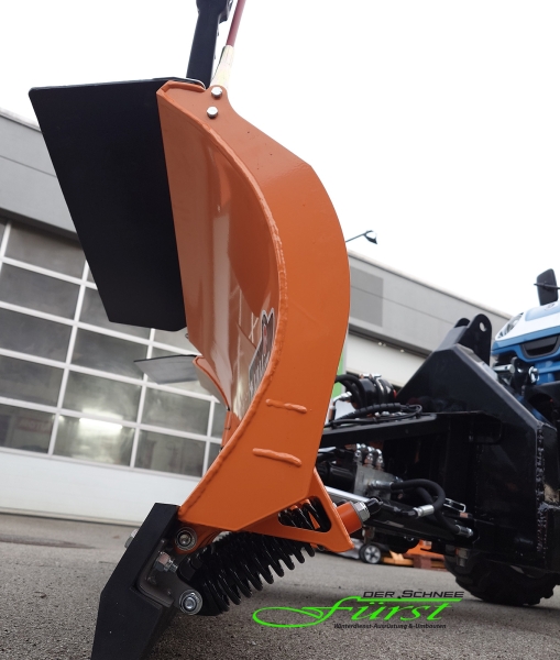 HILLTIP SnowStriker VTR Schneepflug in Orange an einem Klein-Traktor